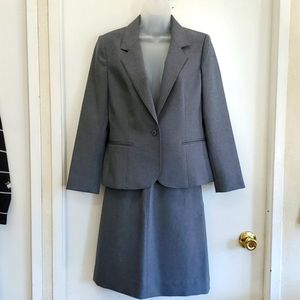 Vintage skirt suit petite
